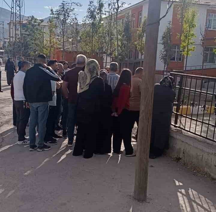 Van’da okula pompalı tüfekle gelen öğrenci paniğe neden oldu! 1 Bülten Medya -