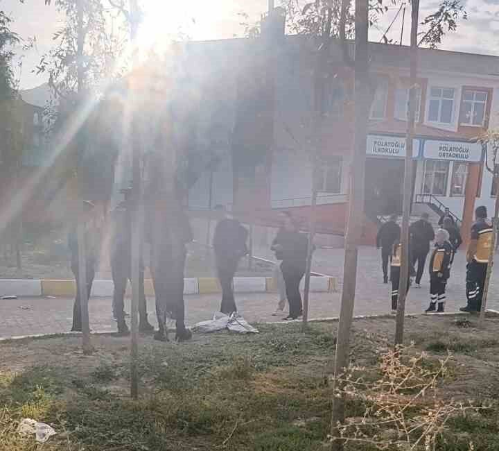 Van’da okula pompalı tüfekle gelen öğrenci paniğe neden oldu! Van’ın Tuşba ilçesinde bir öğrencinin okula pompalı tüfekle geldiği iddiası