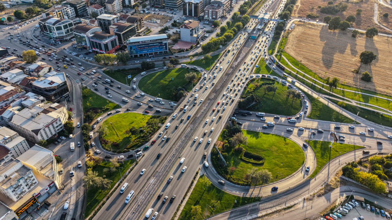 Bursa’da okulların açılmasıyla birlikte kent trafiğinde hareketlilik arttı. Sabah saatlerinde