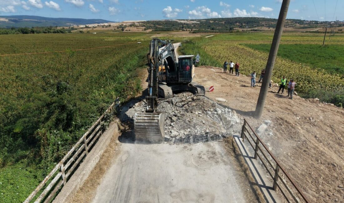 Karacabey’de eski köprü yıkılıyor! Bursa Büyükşehir Belediyesi, Karacabey’in Harmanlı Mahallesi’nde risk oluşturan eski köprüyü