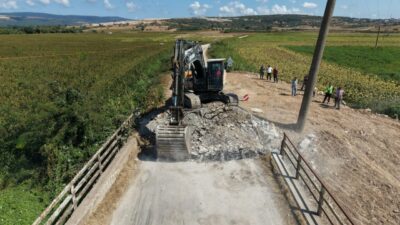 Bursa Büyükşehir Belediyesi, Karacabey’in Harmanlı Mahallesi’nde risk oluşturan eski köprüyü