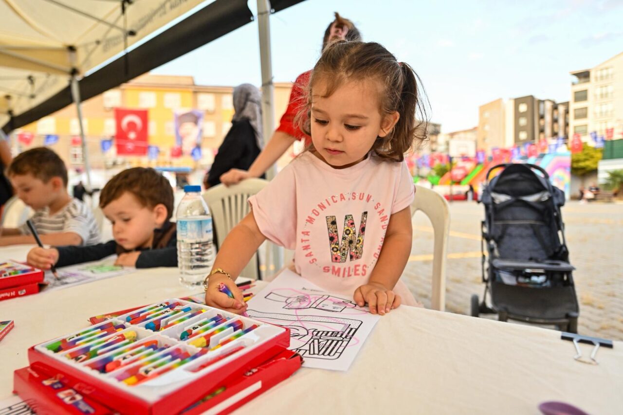 Bursa Büyükşehir Belediyesi, Nilüfer’de düzenlediği Çocuk Şenliği ile çocukları oyun,