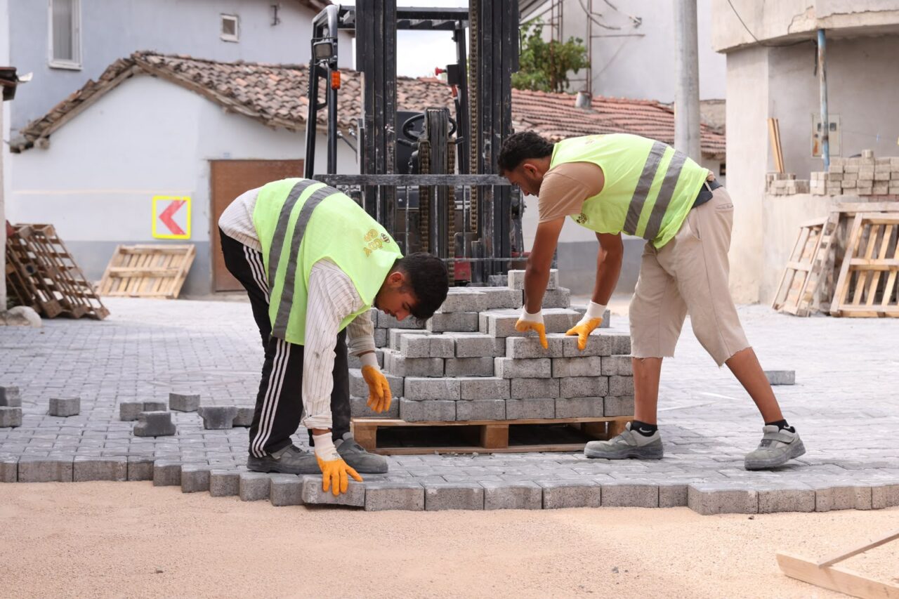 Bursa Büyükşehir Belediyesi, Mustafakemalpaşa’da altyapı çalışmalarının tamamlandığı bölgelerde üstyapı çalışmalarına