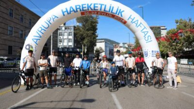 Bursa’da Avrupa Hareketlilik Haftası kapsamında Atatürk Caddesi araç trafiğine kapatıldı.