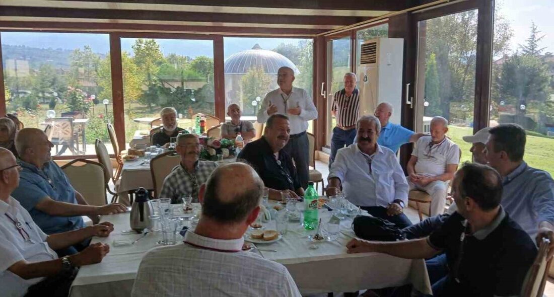 50 yıl önce okul sırasında başlayan dostluklarını tazelediler Sakarya’da bulunan Arifiye Öğretmen Lisesi’nin 1982 yılı mezunları, 1976 yılında