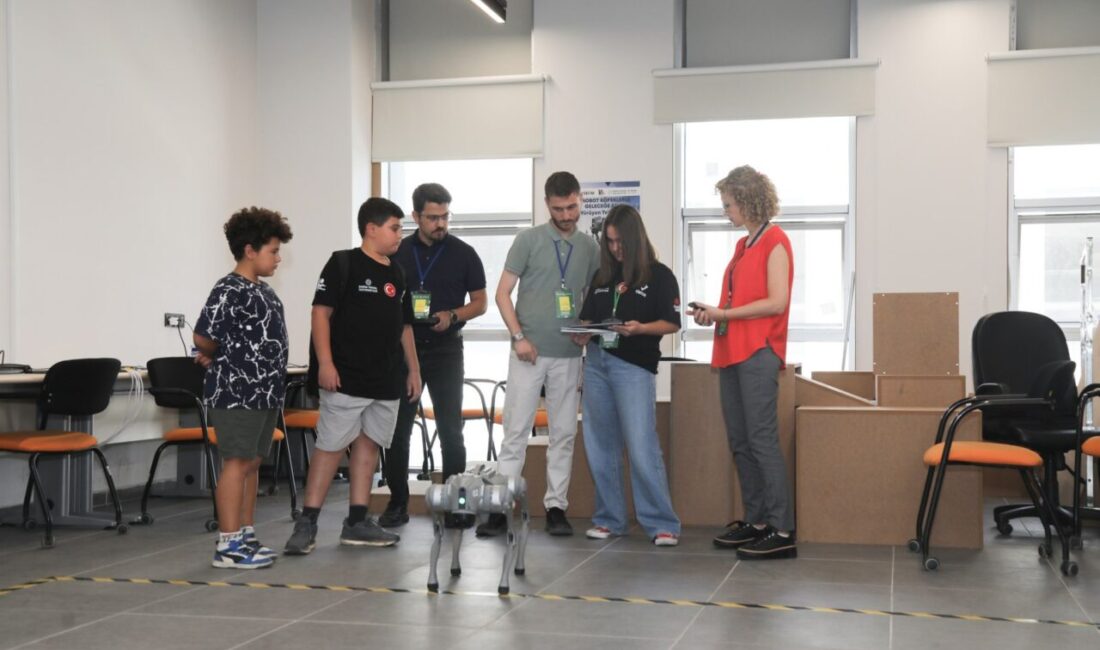 Bursa’da Öğrenciler Robot Köpeklere Kod Yazdı! Bursa’da ortaokul ve lise öğrencileri, TÜBİTAK projesi kapsamında Bursa Teknik