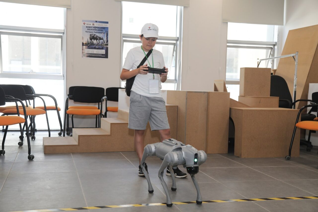 Bursa’da Öğrenciler Robot Köpeklere Kod Yazdı! 2 Bülten Medya -