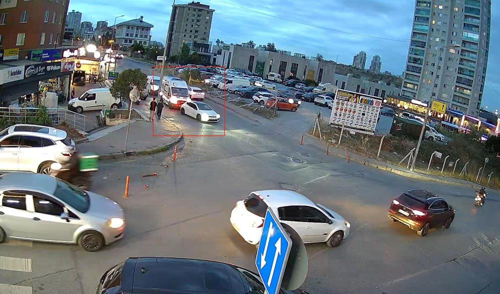 Ambulansa yol vermediği ve aracından inerek ambulans şoförünün üzerine yürüyen