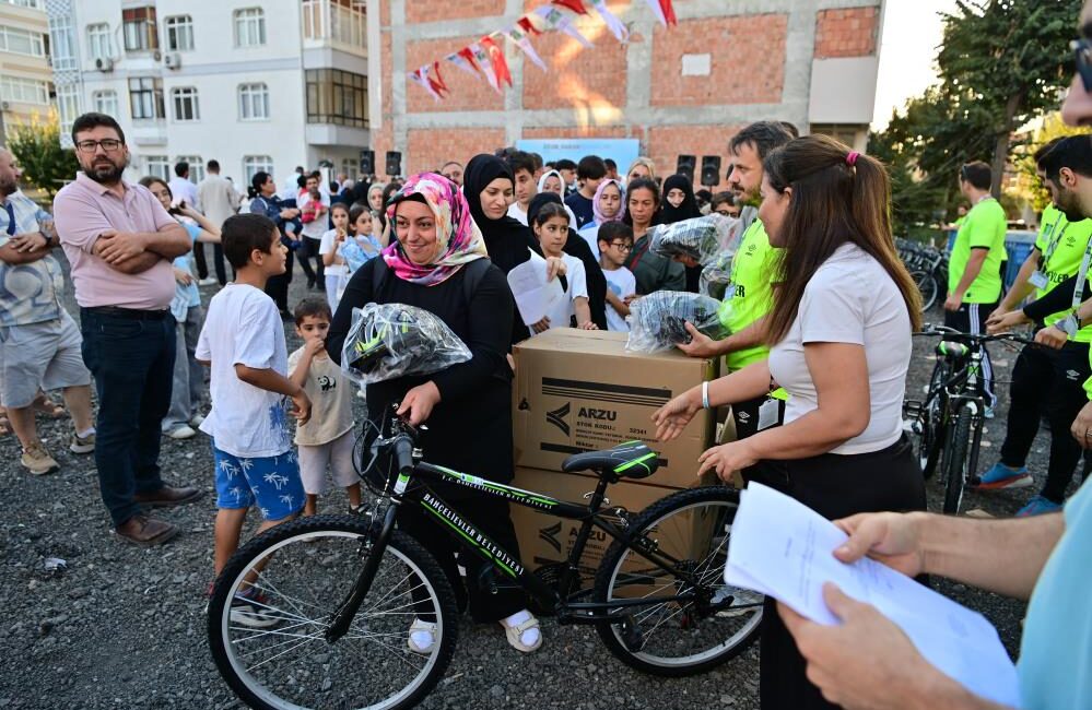 100 çocuk bisikletine kavuştu! Bahçelievler Belediyesi’nin çocukları spora ve sağlıklı yaşama teşvik etmek amacıyla