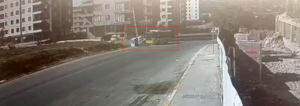 İstanbul Sultanbeyli’de İETT otobüsü ile otomobilin çarpışması sonucu 1’i bebek