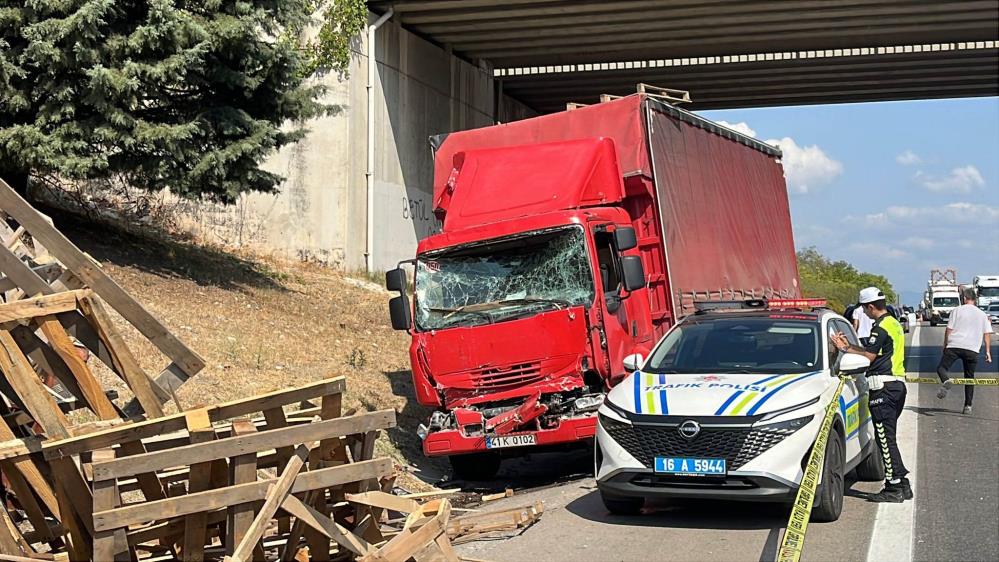Bursa’da arızalanan kamyonetini emniyet şeridine çeken sürücü, arızayı kontrol etmek