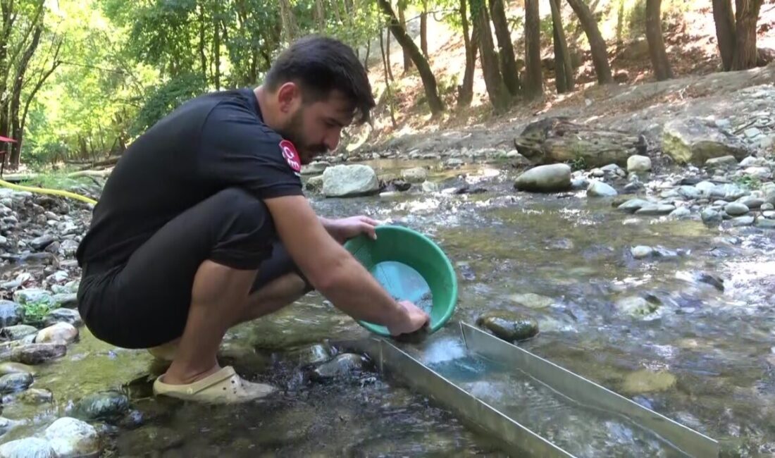 Bursa’da derelerde altın arıyor Bursa’da 15 yaşında ailesinden öğrendiği altın arama işini yıllar içinde