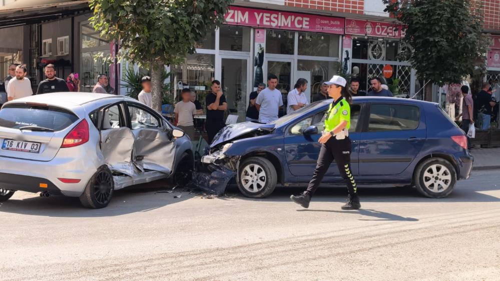 İnegöl’de kafa kafaya çarpıştılar! 1 Bülten Medya -
