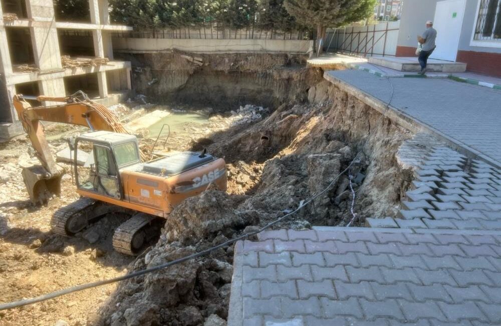Bursa’nın Mudanya ilçesinde Mütareke İlkokulu’nun yanında sürdürülen inşaat çalışmaları sırasında