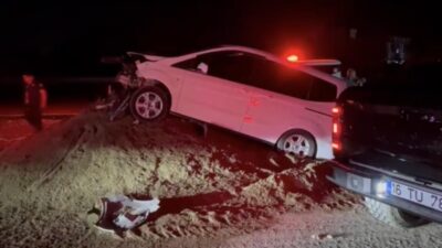 Bursa’da kontrolden çıkan otomobil, yol kenarındaki toprak alana savrularak rampa