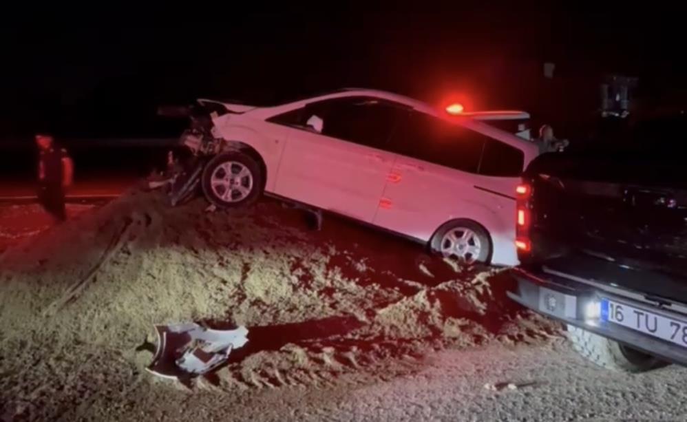 Bursa’da otomobil rampaya savruldu! Bursa’da kontrolden çıkan otomobil, yol kenarındaki toprak alana savrularak rampa