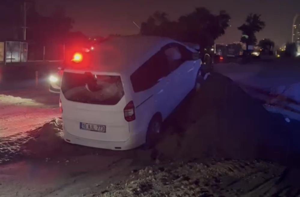 Bursa'da otomobil rampaya savruldu! 2 Bülten Medya -