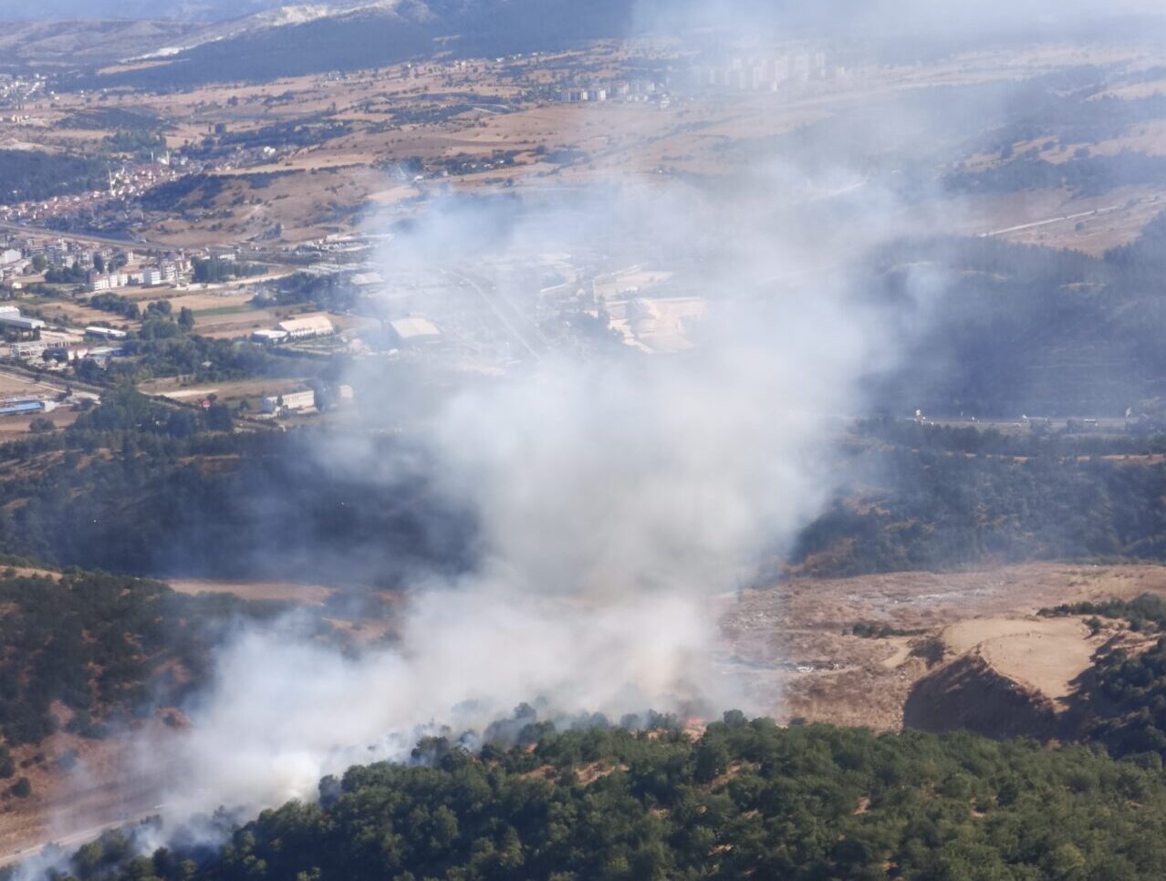 Bilecik'te yangına müdahale sürüyor 1 Bülten Medya -