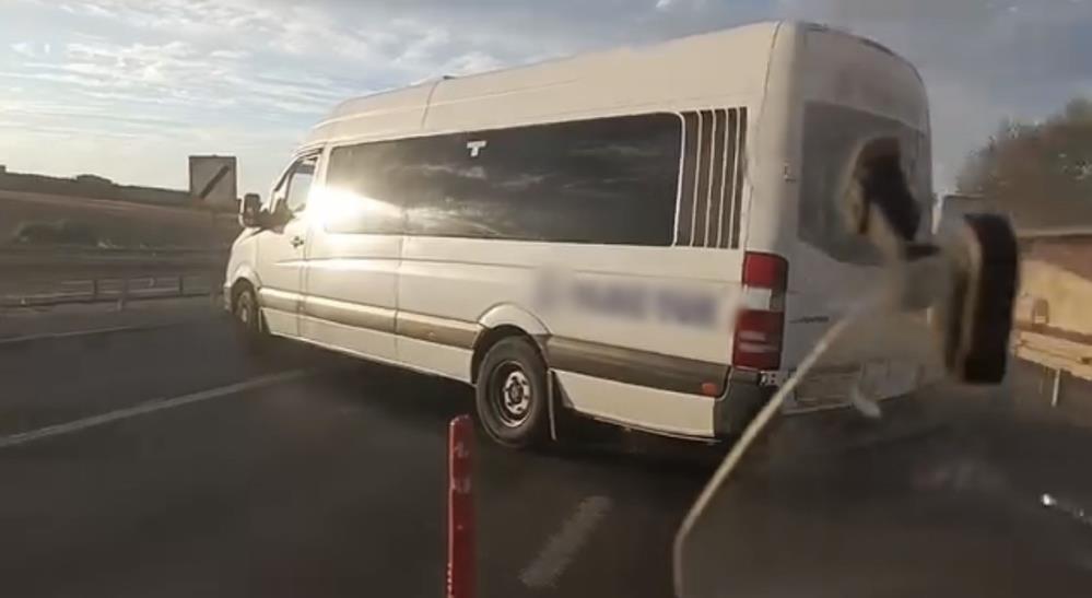 Minibüsçünün yasak dönüşüne tepki! Tekirdağ’ın Çorlu ilçesinde yolcu minibüsünün yasak yerden dönüş yapmak istemesi,