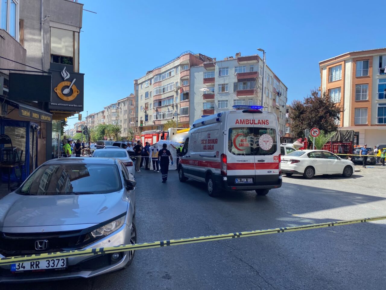 İstanbul Küçükçekmece’de yolun karşısına geçmeye çalışan kadın, seyir halindeki su