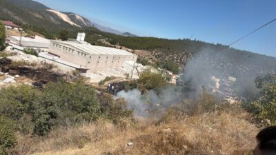 Bilecik’te bir mermer fabrikasının bahçesinde başlayan yangın, rüzgarın etkisiyle ormanlık