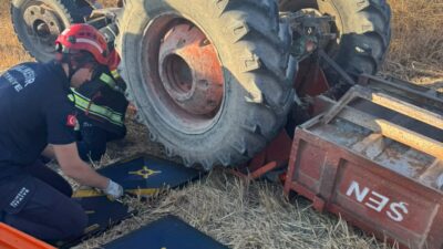 Balıkesir’in Altıeylül ilçesinde otomobil ile traktörün çarpışması sonucu devrilen traktörün