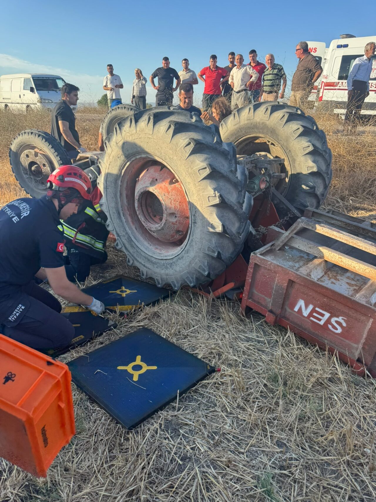 Balıkesir’in Altıeylül ilçesinde otomobil ile traktörün çarpışması sonucu devrilen traktörün