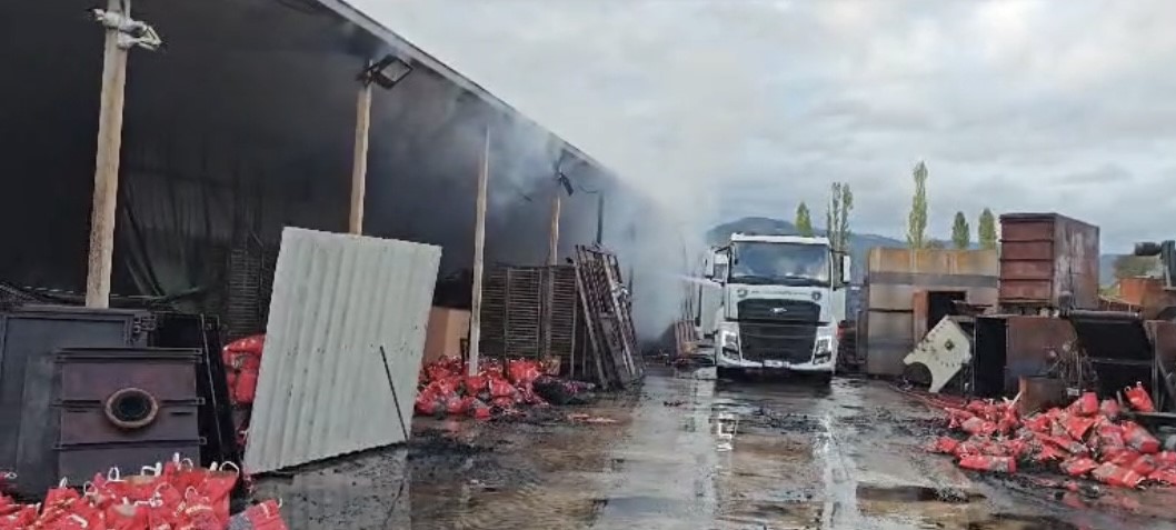 Bursa’nın Nilüfer ilçesinde bir kömür işletmesinde gece saatlerinde çıkan yangın,