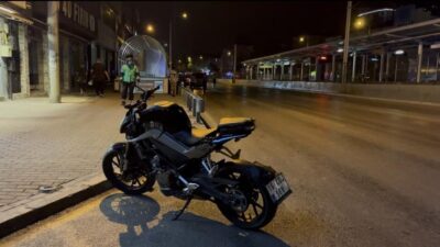 Bursa’da gece saatlerinde kontrolden çıkan motosikletin bariyerlere çarpması sonucu ağır