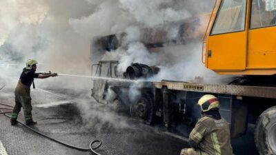 Bursa-İnegöl yolunda seyir halindeki iş makinesi bir anda alevlere teslim