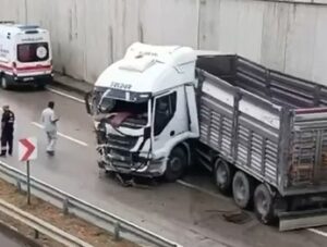 Bursa’nın Nilüfer ilçesinde yağış nedeniyle kayganlaşan yolda kontrolden çıkan TIR,