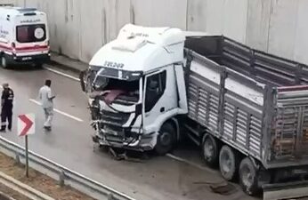 Bursa’nın Nilüfer ilçesinde yağış nedeniyle kayganlaşan yolda kontrolden çıkan TIR,