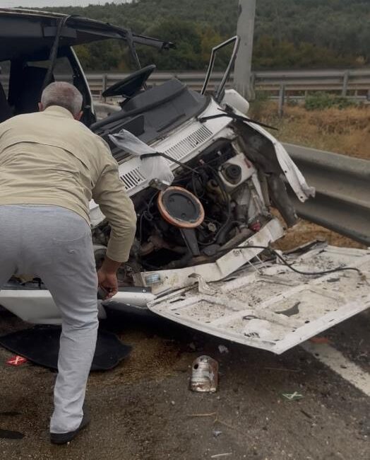 Gemlik’te yağış kazayı beraberinde getirdi! 1 yaralı Bursa’nın Gemlik ilçesinde yağış nedeniyle kayganlaşan yolda kontrolden çıkan otomobil