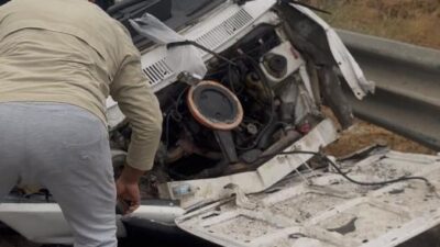 Bursa’nın Gemlik ilçesinde yağış nedeniyle kayganlaşan yolda kontrolden çıkan otomobil