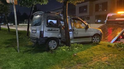 Bursa’nın İnegöl ilçesinde yağış nedeniyle kayganlaşan yolda kontrolden çıkan hafif