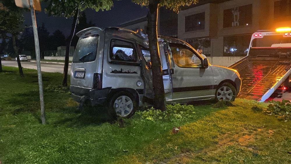 Bursa’nın İnegöl ilçesinde yağış nedeniyle kayganlaşan yolda kontrolden çıkan hafif