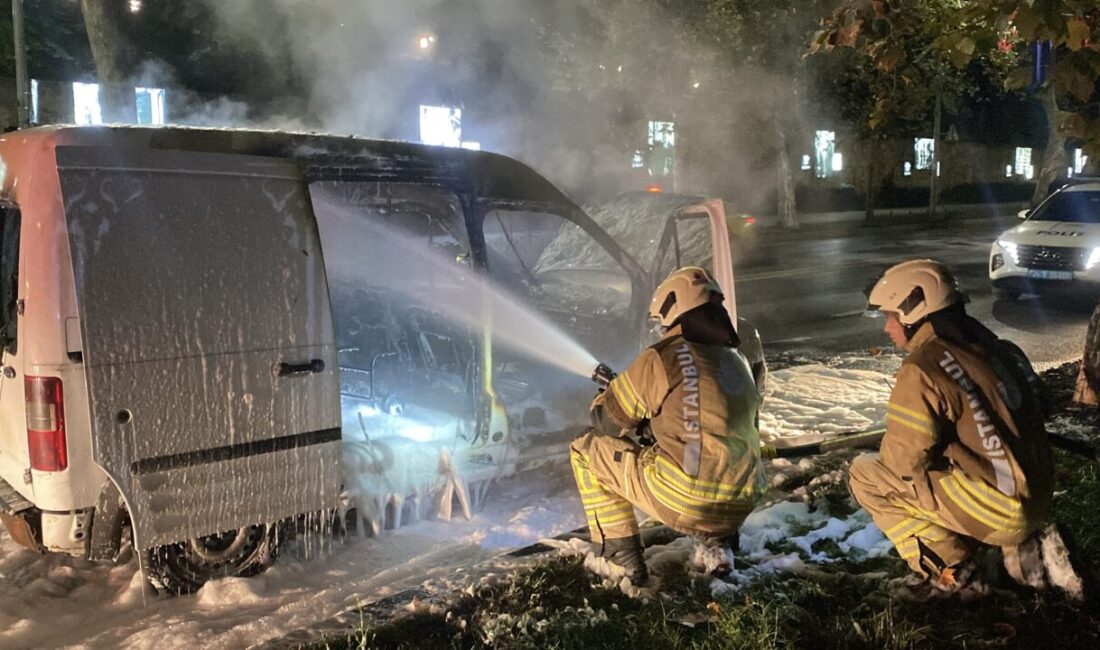 Dolmabahçe Sarayı önünde panik! Araç cayır cayır yandı İstanbul Beşiktaş’ta Dolmabahçe Sarayı önünde seyir halindeki hafif ticari aracın