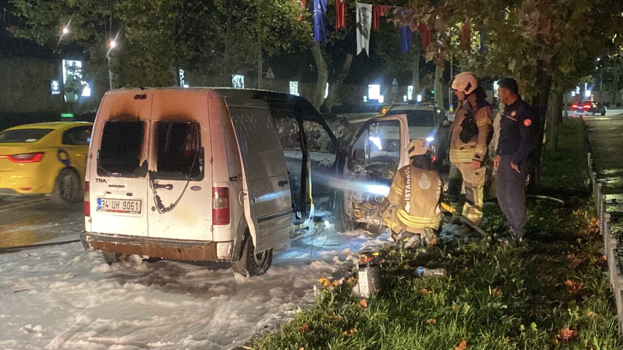 Dolmabahçe Sarayı önünde panik! Araç cayır cayır yandı 1 Bülten Medya -