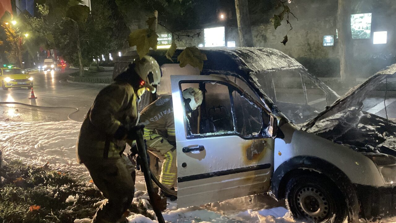 Dolmabahçe Sarayı önünde panik! Araç cayır cayır yandı 2 Bülten Medya -
