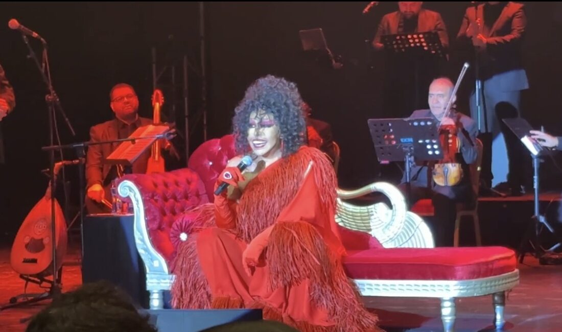 Türk sanat müziğinin “Diva”sı Bülent Ersoy, memleketi Bursa’da sevenleriyle buluştu.