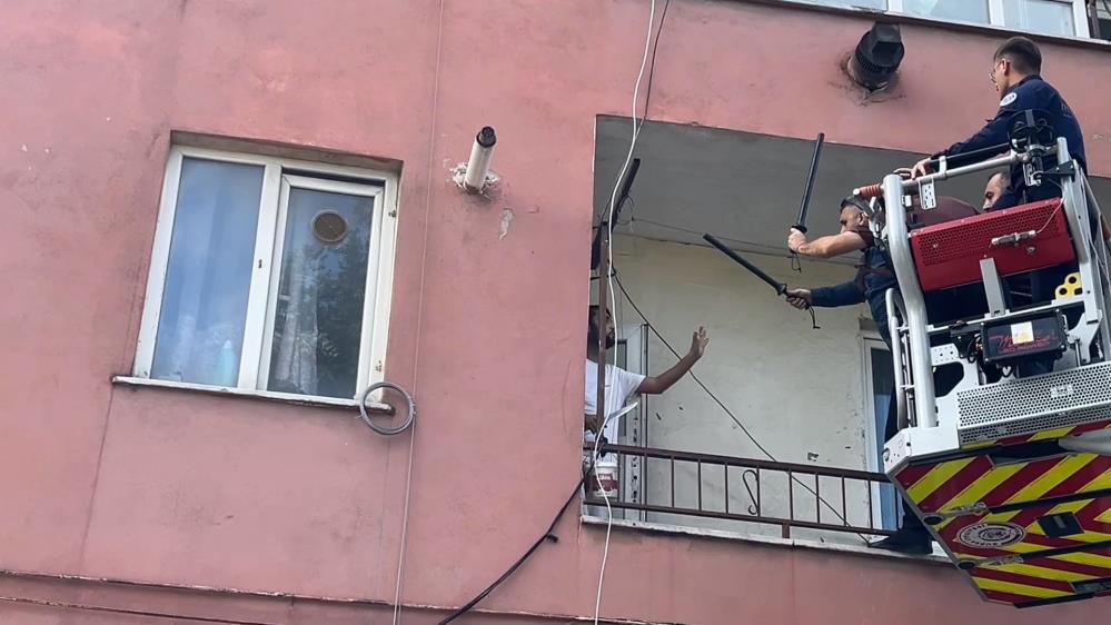 Polisi görünce bıçağı eline aldı! 2 saat sonra teslim oldu 1 Bülten Medya -