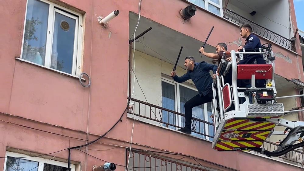 Polisi görünce bıçağı eline aldı! 2 saat sonra teslim oldu Bursa’nın Yıldırım ilçesinde, mahkeme kararıyla hastaneye götürülmesi gereken 28 yaşındaki