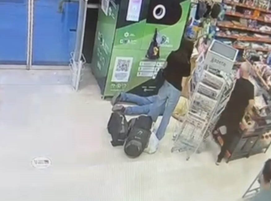 Bursa’nın Mudanya ilçesinde geri dönüşüm iadesi yapmak için markete gelen