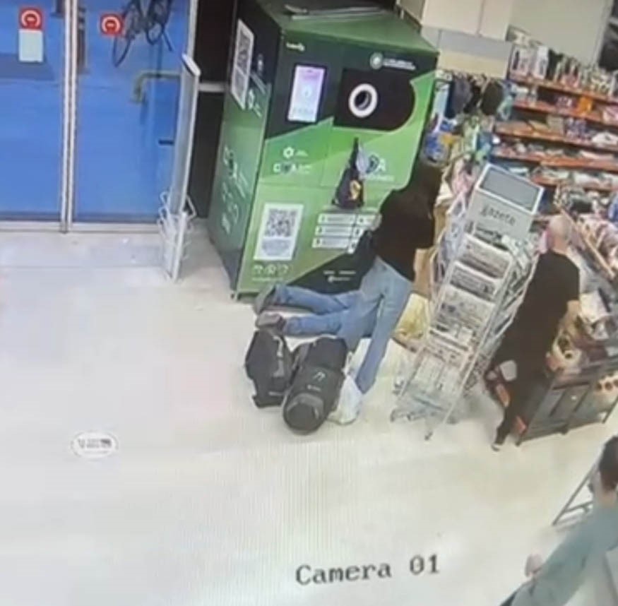 Bursa’nın Mudanya ilçesinde geri dönüşüm iadesi yapmak için markete gelen