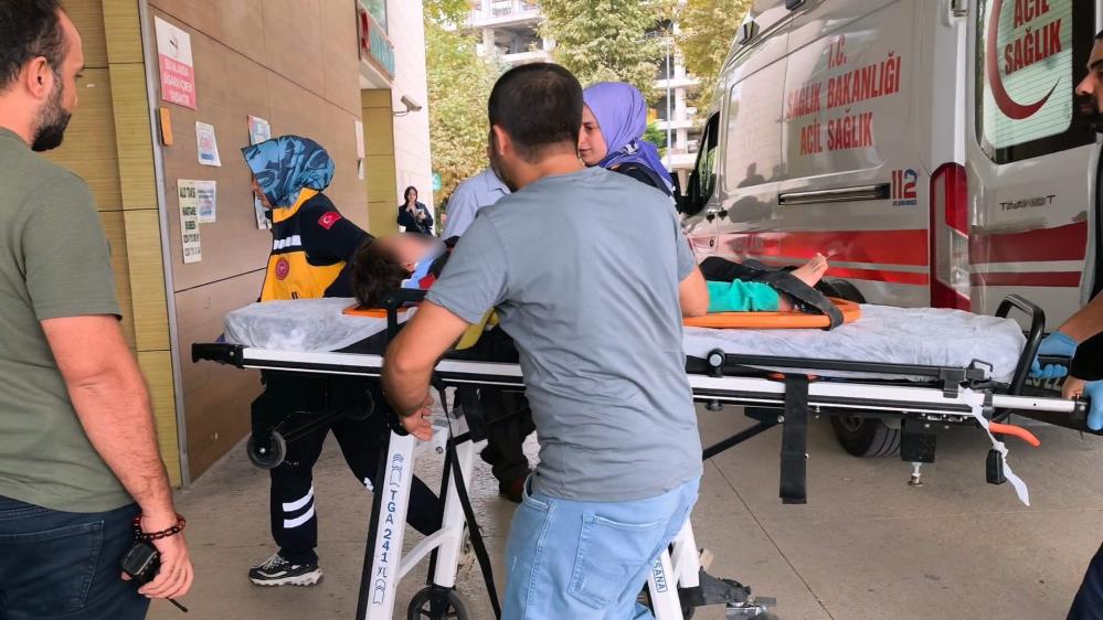 Balkondan düştü! 4 yaşındaki çocuk hastaneye kaldırıldı Bursa’nın İnegöl ilçesinde 2. kattaki balkonun duvarına tırmanan 4 yaşındaki