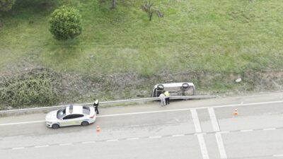 Bursa’da yağış nedeniyle kontrolden çıkan otomobil yoldan çıkarak yan yattı.
