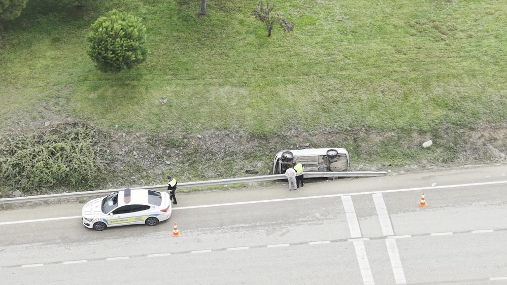 Yağış kazayı beraberinde getirdi! Otomobil yan yattı Bursa’da yağış nedeniyle kontrolden çıkan otomobil yoldan çıkarak yan yattı.