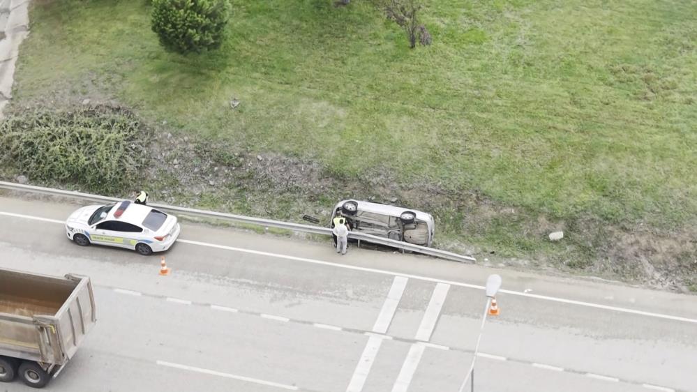 Yağış kazayı beraberinde getirdi! Otomobil yan yattı 2 Bülten Medya -