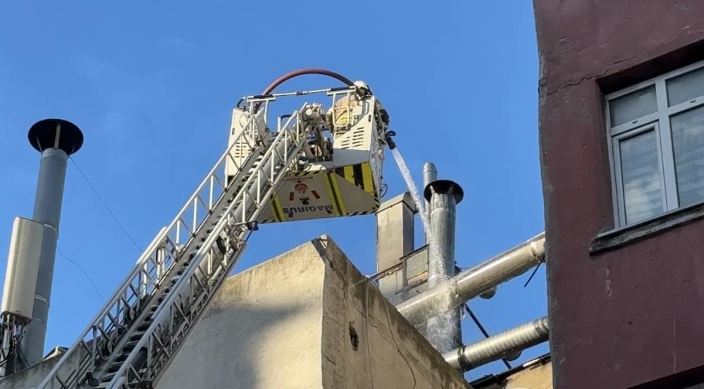 İstanbul Beyoğlu’nda 6 katlı restoranın ikinci katında yangın çıktı. İtfaiye