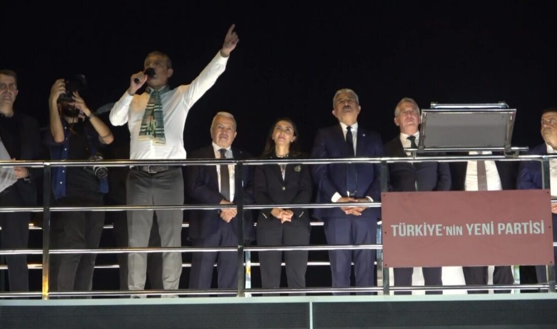 Özgür Özel Bursa’da: FSM Bulvarı’nda dikkat çeken mesajlar YENİ Parti Genel Başkanı Özgür Özel, Bursa’daki temaslarının ardından FSM